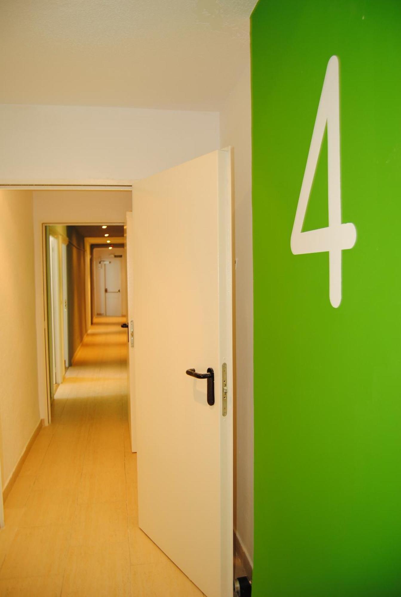 Euromadrid Hostel Ngoại thất bức ảnh